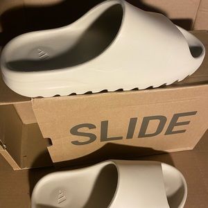Yeezy slides “Bone” with box